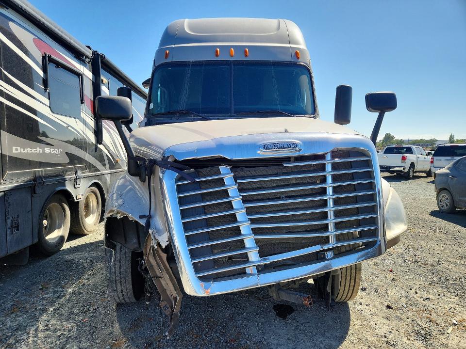 2015 Freightliner Cascadia მანქანა იყიდება აუქციონზე, vin: 3AKJGLD53FSBT5505, აუქციონის ნომერი: 62479146