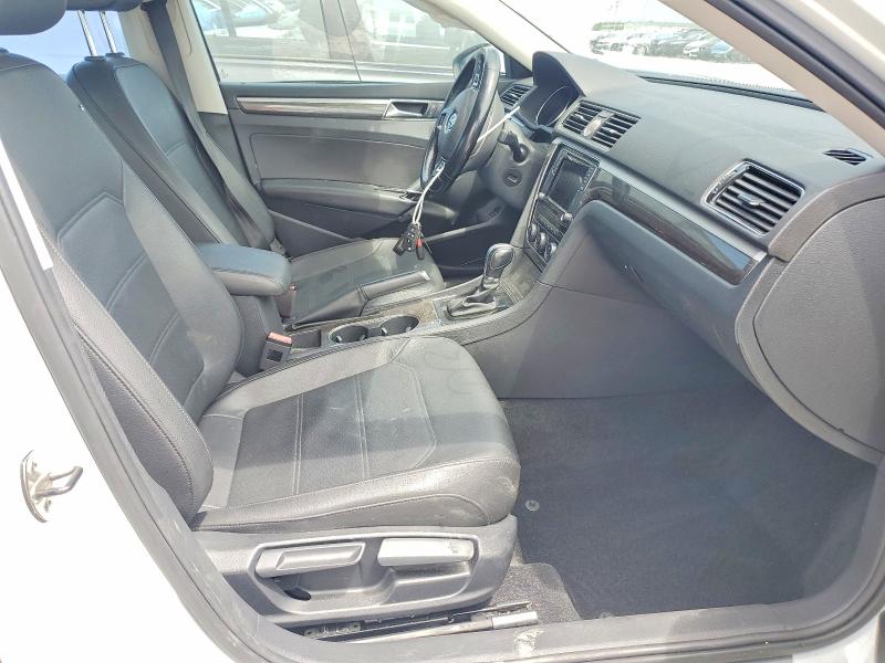 60442156 :رقم المزاد ، 1VWGT7A34HC054674 vin ، 2017 Volkswagen Passat مزاد بيع