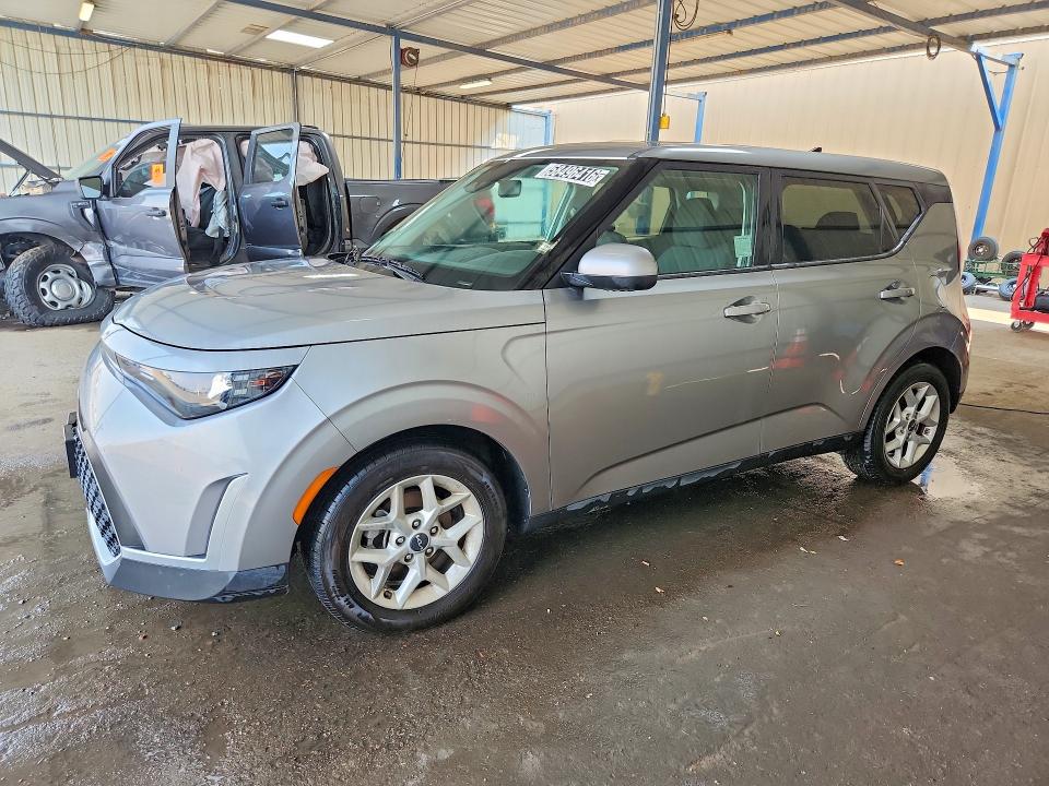 58496416 :رقم المزاد ، KNDJ23AU5P7881345 vin ، 2023 Kia Soul مزاد بيع