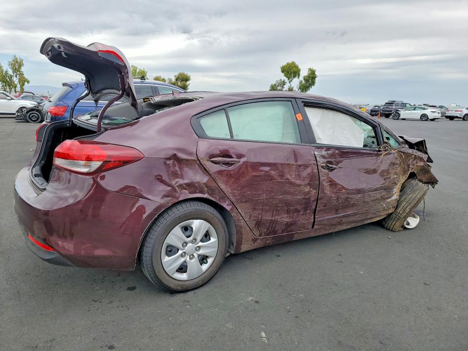 61041736 :رقم المزاد ، 3KPFK4A77JE211907 vin ، 2018 Kia Forte مزاد بيع