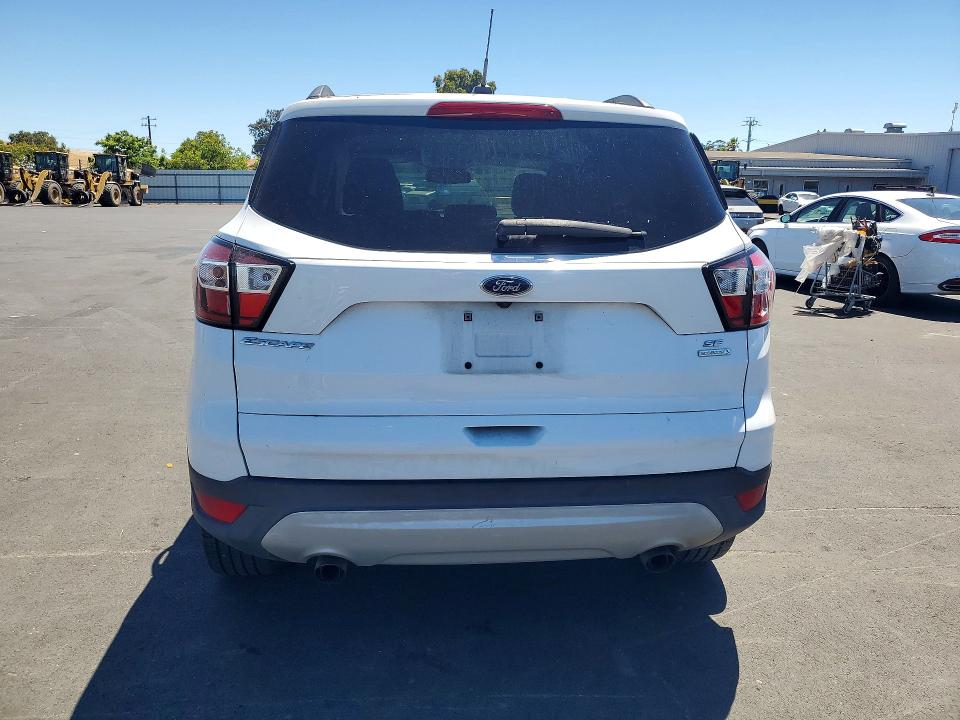 62530866 :رقم المزاد ، 1FMCU0GD6JUD07995 vin ، 2018 Ford Escape مزاد بيع