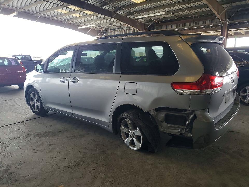 59686796 :رقم المزاد ، 5TDKK3DC6DS381798 vin ، 2013 Toyota Sienna مزاد بيع