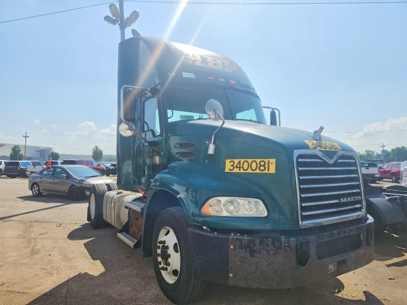 59223576 :رقم المزاد ، 1M1AW01X5FM007414 vin ، 2015 Mack 600 مزاد بيع