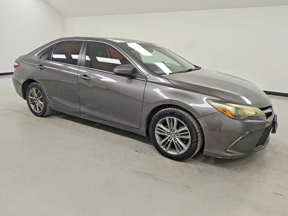 61056836 :رقم المزاد ، 4T1BF1FK6FU043597 vin ، 2015 Toyota Camry مزاد بيع