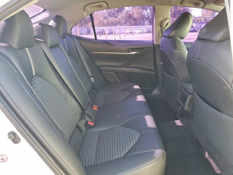 60183766 :رقم المزاد ، 4T1B11HK6JU626482 vin ، 2018 Toyota Camry مزاد بيع