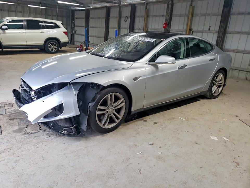 61877266 :رقم المزاد ، 5YJSA1H24FFP79091 vin ، 2015 Tesla Model S مزاد بيع