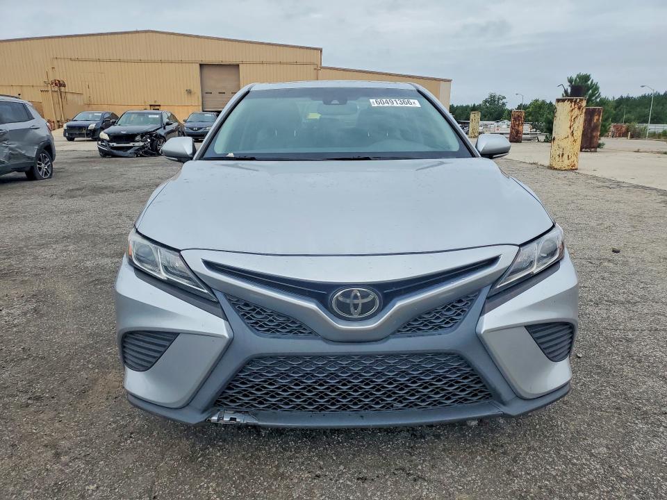 60491366 :رقم المزاد ، 4T1B11HK9JU643406 vin ، 2018 Toyota Camry مزاد بيع