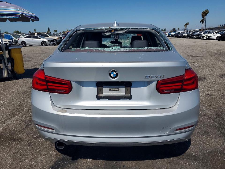 61334556 :رقم المزاد ، WBA8A9C57JAH12335 vin ، 2018 Bmw 320 مزاد بيع