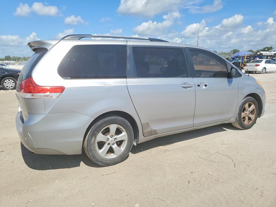 2011 Toyota Sienna მანქანა იყიდება აუქციონზე, vin: 5TDKK3DC3BS005086, აუქციონის ნომერი: 62539886