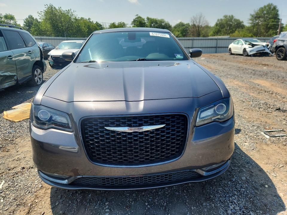 2015 Chrysler 300 მანქანა იყიდება აუქციონზე, vin: 2C3CCABG8FH872522, აუქციონის ნომერი: 61975406