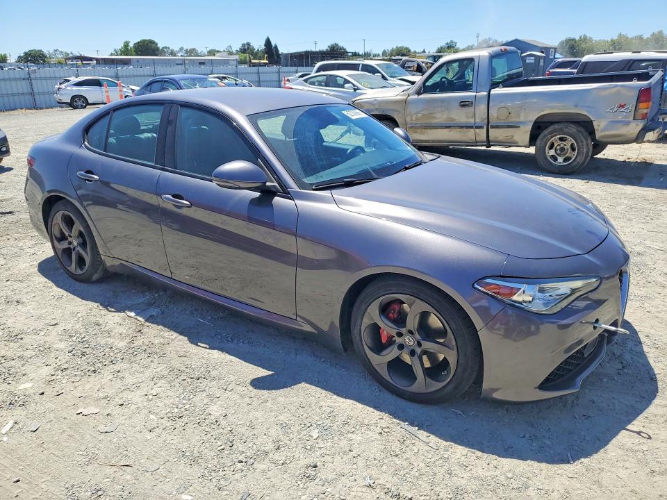 62709066 :رقم المزاد ، ZARFAEBN7J7565003 vin ، 2018 Alfa Romeo Giulia مزاد بيع