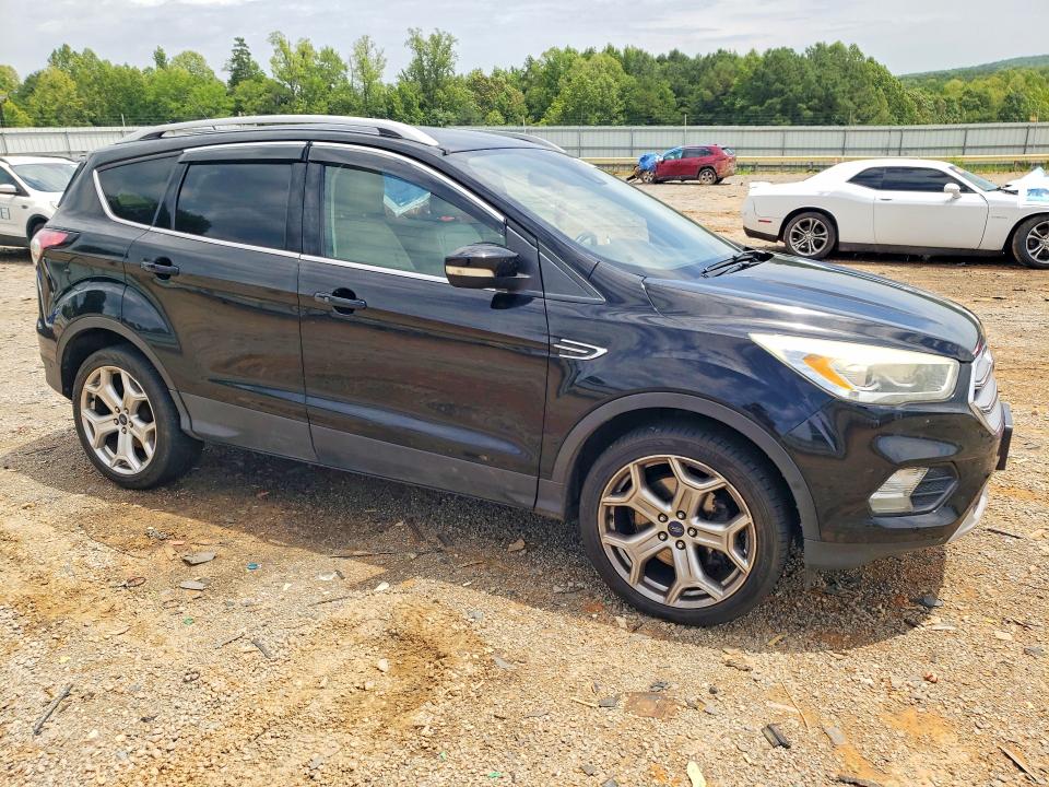 62130556 :رقم المزاد ، 1FMCU0J99HUD90949 vin ، 2017 Ford Escape مزاد بيع