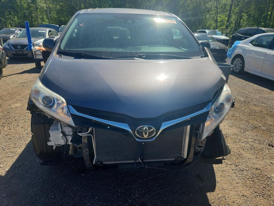 61986176 :رقم المزاد ، 5TDKZ3DC8KS978945 vin ، 2019 Toyota Sienna مزاد بيع