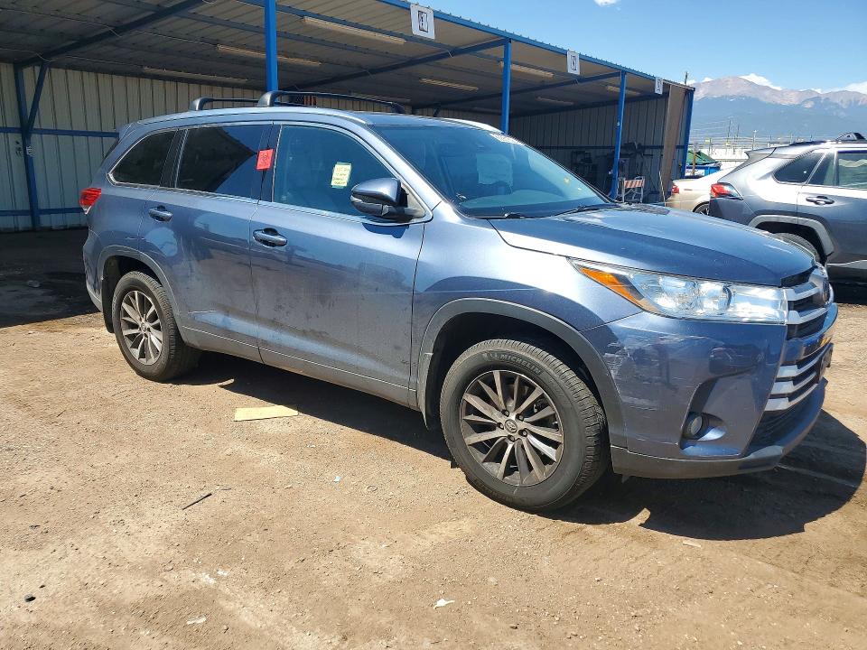 60881856 :رقم المزاد ، 5TDJZRFHXJS812853 vin ، 2018 Toyota Highlander مزاد بيع