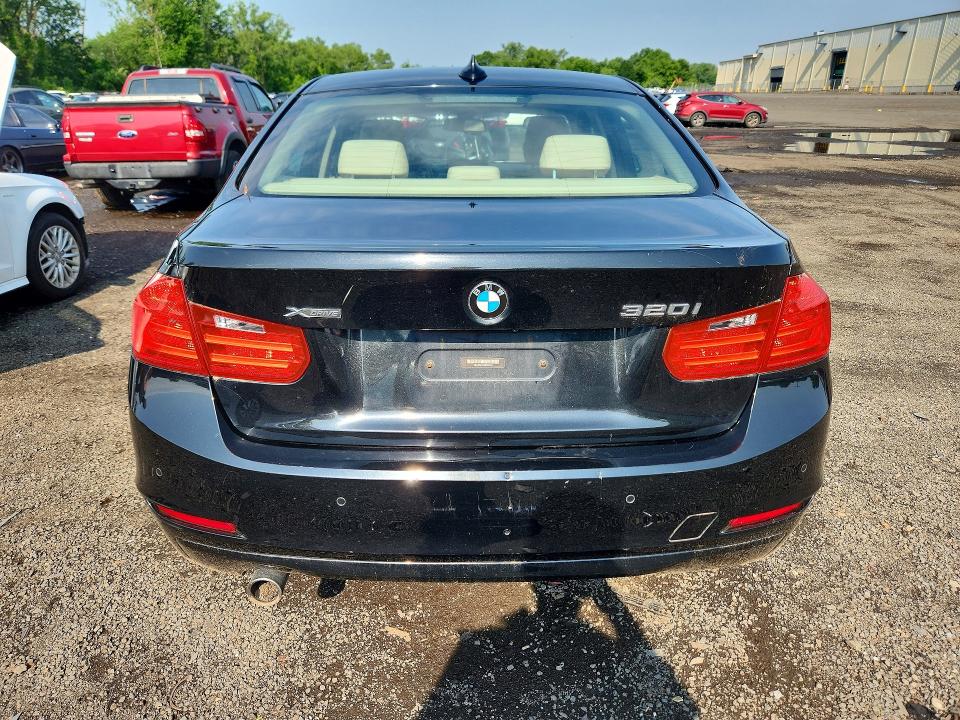 59228266 :رقم المزاد ، WBA3C3C58FK200535 vin ، 2015 Bmw 320 مزاد بيع