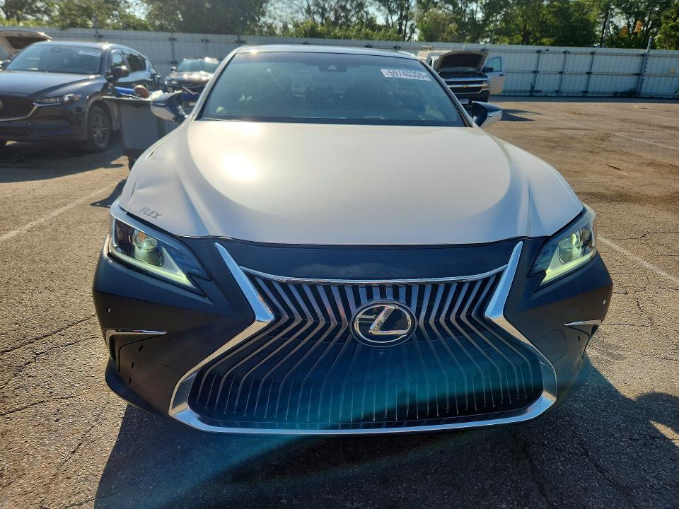59740306 :رقم المزاد ، 58ABZ1B17KU027609 vin ، 2019 Lexus Es مزاد بيع