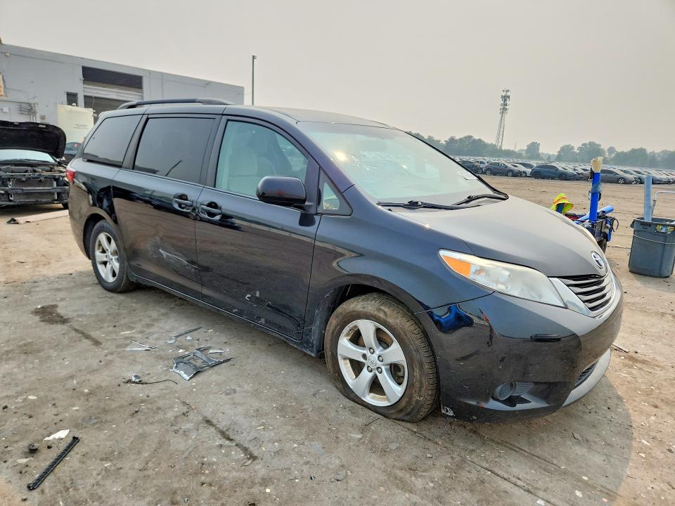 61793976 :رقم المزاد ، 5TDKZ3DC3HS822658 vin ، 2017 Toyota Sienna مزاد بيع