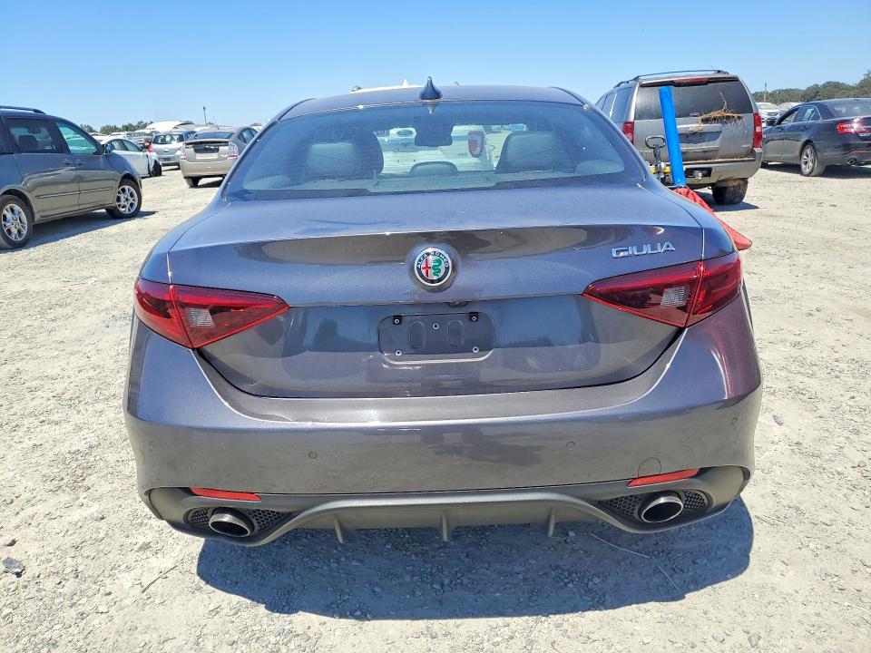 62709066 :رقم المزاد ، ZARFAEBN7J7565003 vin ، 2018 Alfa Romeo Giulia مزاد بيع