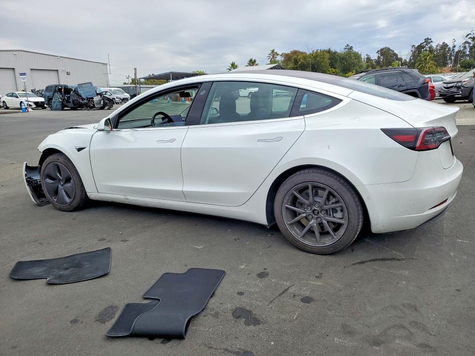 60520796 :رقم المزاد ، 5YJ3E1EA5JF162330 vin ، 2018 Tesla Model 3 مزاد بيع