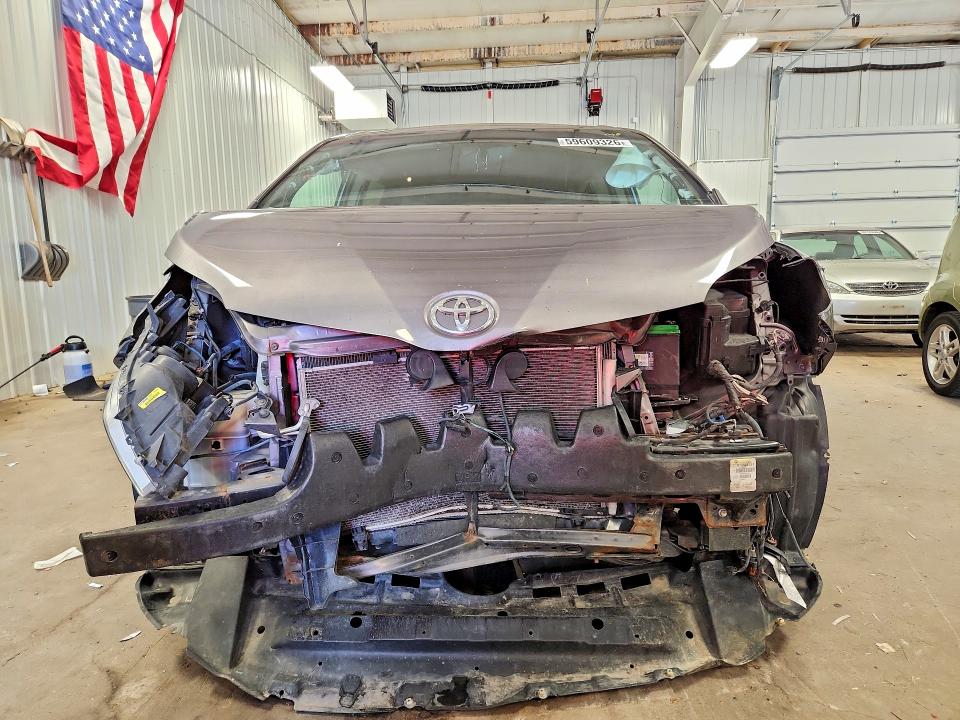 59609326 :رقم المزاد ، 5TDDK3DC0FS095389 vin ، 2015 Toyota Sienna مزاد بيع