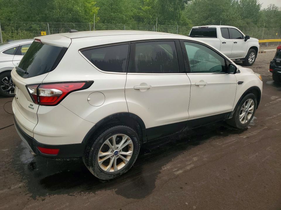 61335216 :رقم المزاد ، 1FMCU0GD7HUD18403 vin ، 2017 Ford Escape مزاد بيع