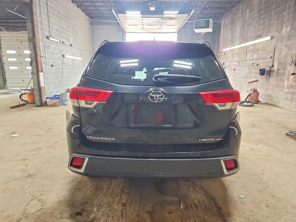 61310616 :رقم المزاد ، 5TDDZRFH4JS863052 vin ، 2018 Toyota Highlander مزاد بيع