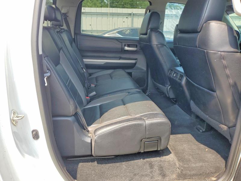 62388196 :رقم المزاد ، 5TFFY5F13JX229815 vin ، 2018 Toyota Tundra مزاد بيع