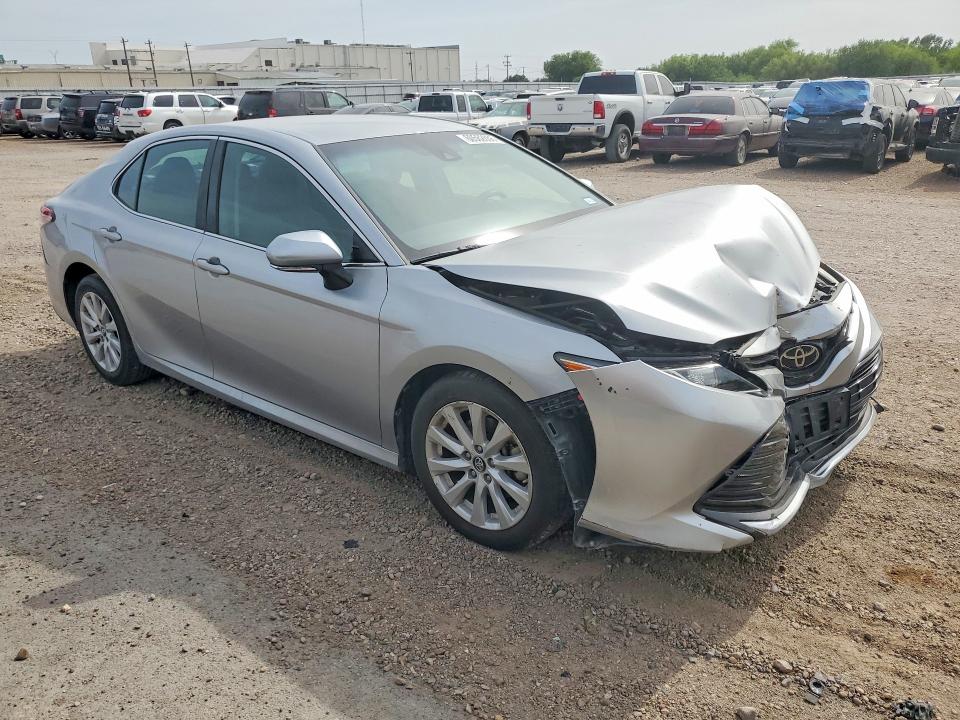 60562656 :رقم المزاد ، 4T1B11HK1JU575277 vin ، 2018 Toyota Camry مزاد بيع
