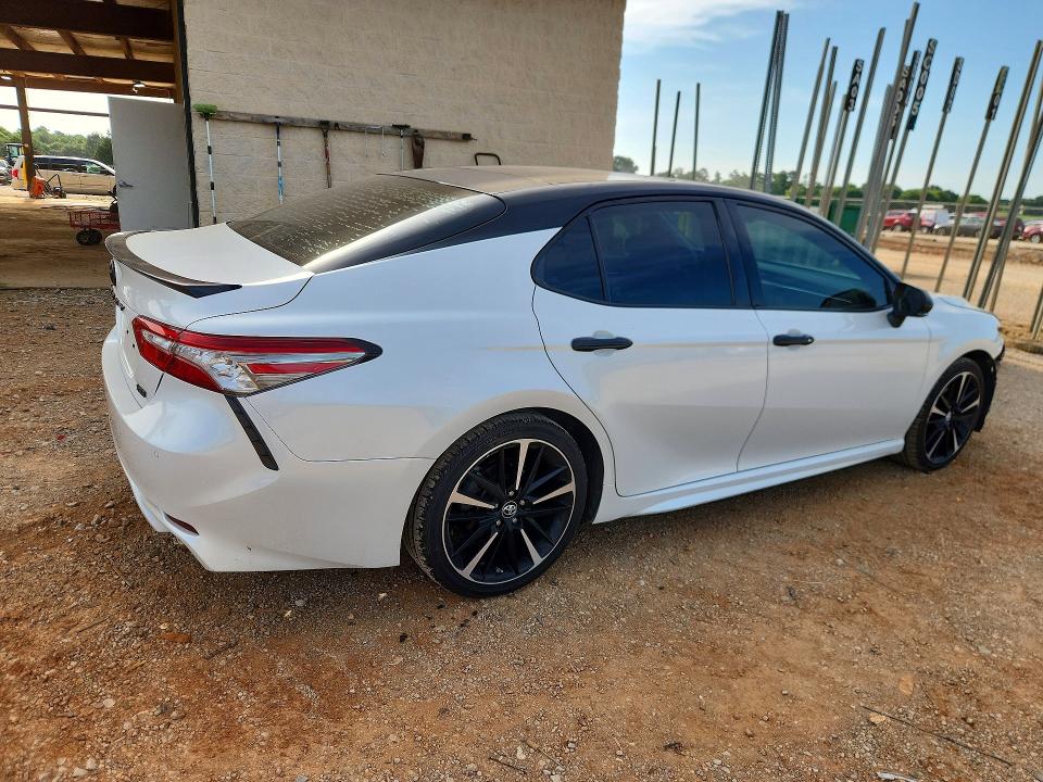 61606366 :رقم المزاد ، 4T1B61HK7JU128826 vin ، 2018 Toyota Camry مزاد بيع