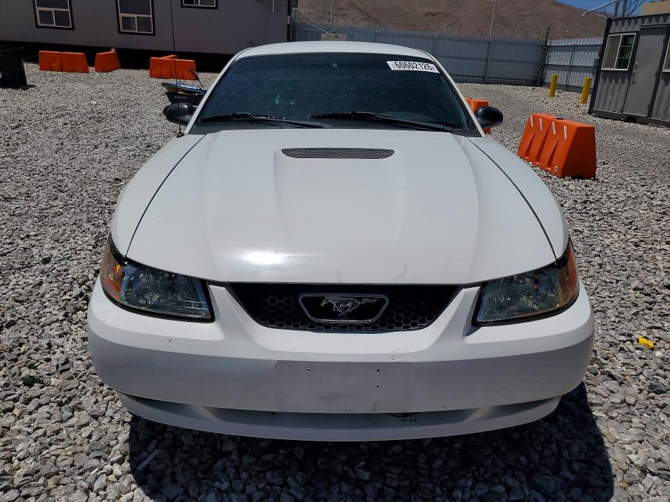 60602126 :رقم المزاد ، 1FAFP40421F186628 vin ، 2001 Ford Mustang مزاد بيع
