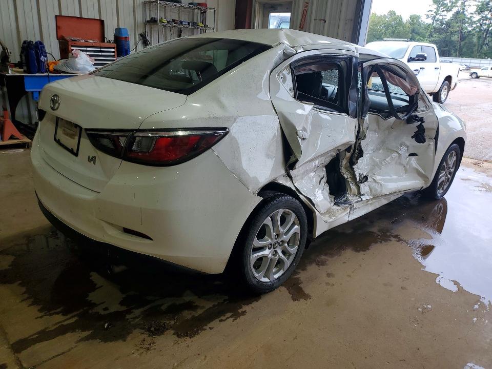 61090606 :رقم المزاد ، 3MYDLBYV6HY164439 vin ، 2017 Toyota Yaris Ia مزاد بيع