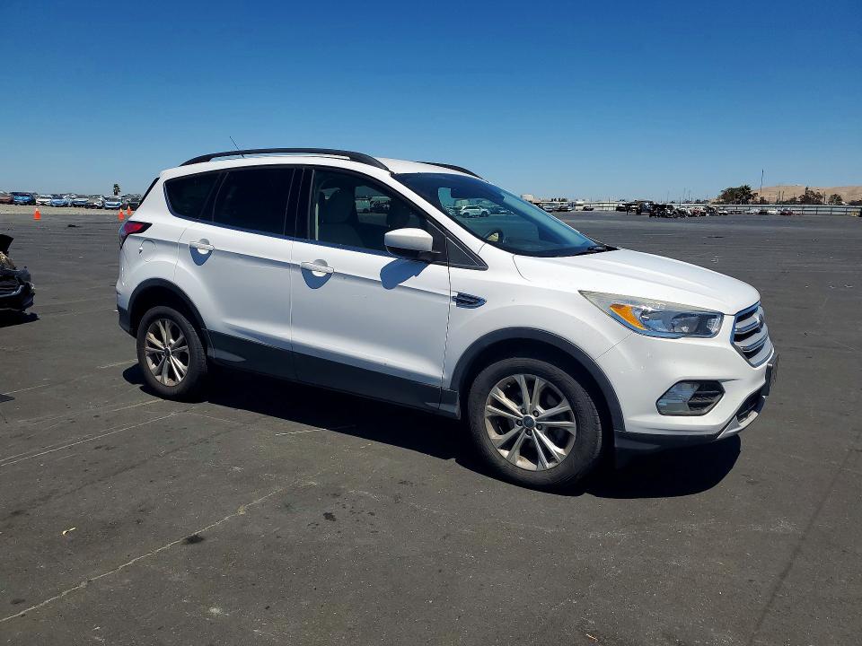 62530866 :رقم المزاد ، 1FMCU0GD6JUD07995 vin ، 2018 Ford Escape مزاد بيع
