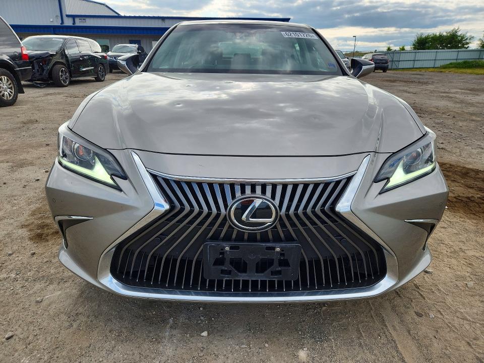 62101726 :رقم المزاد ، 58ABZ1B11KU048696 vin ، 2019 Lexus Es مزاد بيع