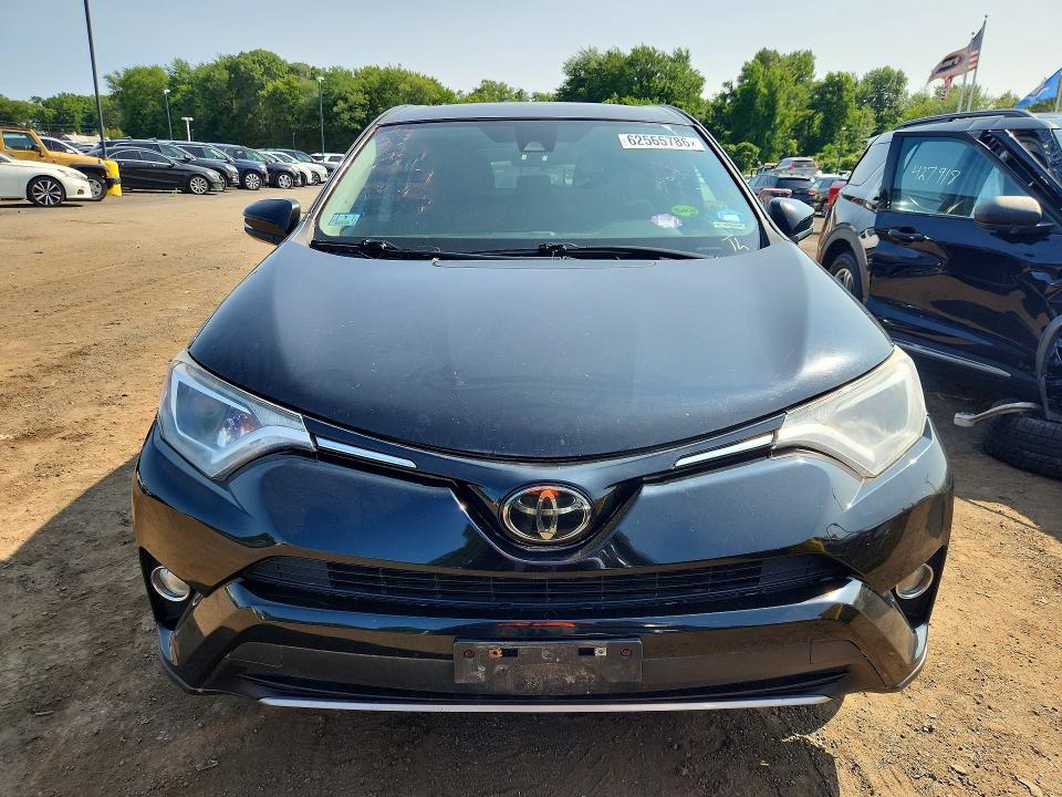62565786 :رقم المزاد ، 2T3RFREV6JW803195 vin ، 2018 Toyota Rav4 مزاد بيع