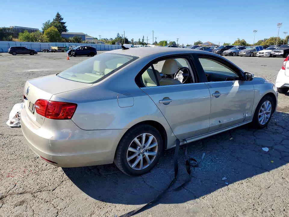 61512646 :رقم المزاد ، 3VWD17AJ1EM242621 vin ، 2014 Volkswagen Jetta مزاد بيع