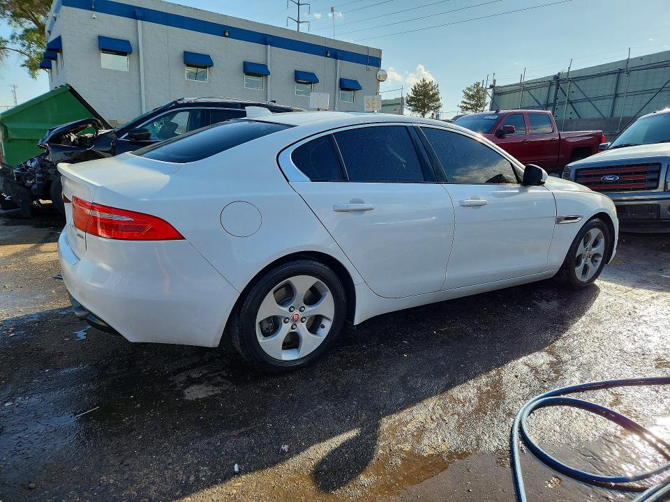 Продаж на аукціоні авто 2017 Jaguar Xe, vin: SAJAR4BG0HA977531, номер лоту: 61584226