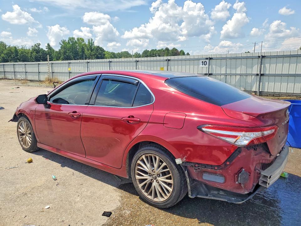 60249416 :رقم المزاد ، 4T1B11HK0JU538835 vin ، 2018 Toyota Camry مزاد بيع