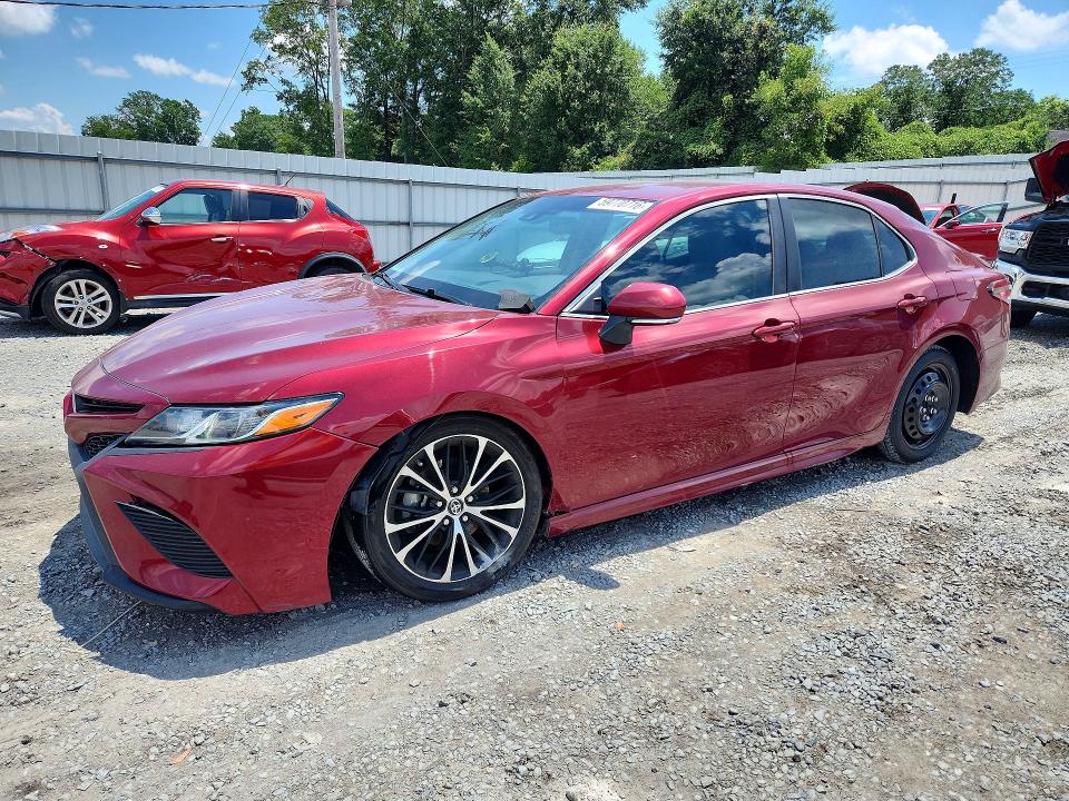 59770716 :رقم المزاد ، 4T1B11HK4JU552107 vin ، 2018 Toyota Camry مزاد بيع