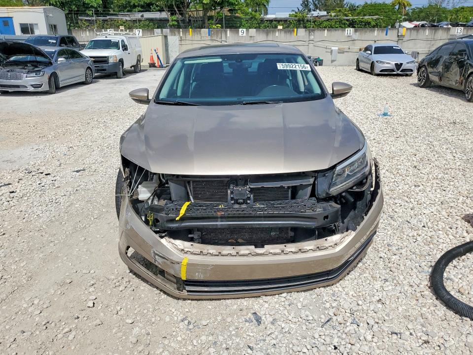 59922156 :رقم المزاد ، 1VWBT7A33GC016796 vin ، 2016 Volkswagen Passat مزاد بيع