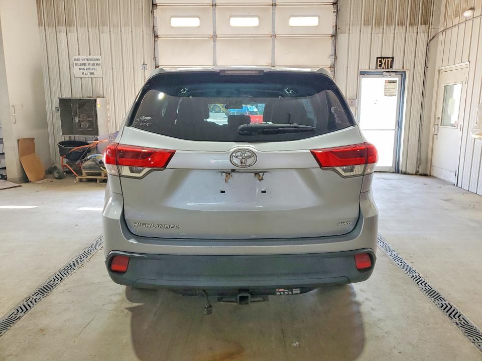60449966 :رقم المزاد ، 5TDBZRFH5JS805880 vin ، 2018 Toyota Highlander مزاد بيع