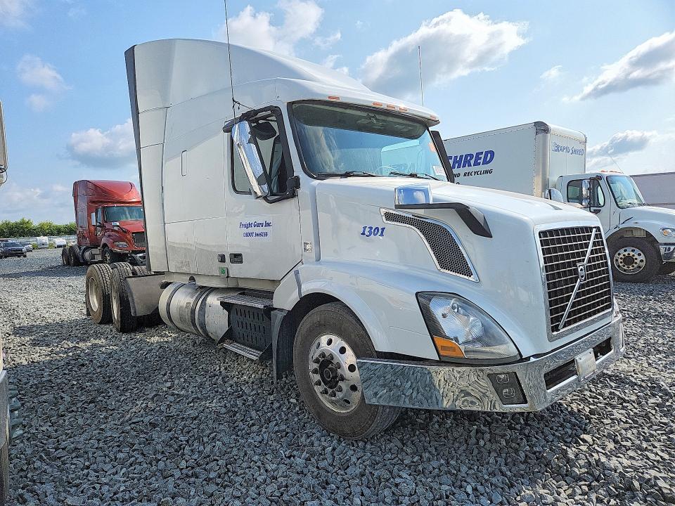 61099516 :رقم المزاد ، 4V4NC9EH8FN917672 vin ، 2015 Volvo Vn مزاد بيع