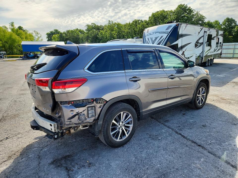 2018 Toyota Highlander მანქანა იყიდება აუქციონზე, vin: 5TDJZRFH2JS801930, აუქციონის ნომერი: 60611936