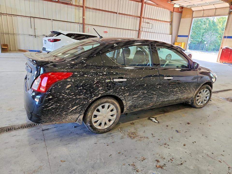 62821336 :رقم المزاد ، 3N1CN7AP9JL882571 vin ، 2018 Nissan Versa مزاد بيع