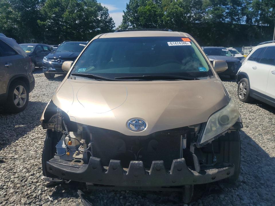 61474386 :رقم المزاد ، 5TDJK3DC5BS024637 vin ، 2011 Toyota Sienna مزاد بيع
