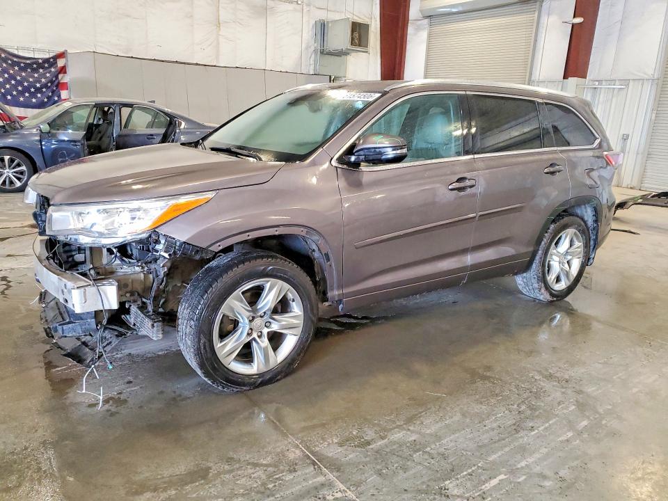 61574506 :رقم المزاد ، 5TDDKRFH4FS205873 vin ، 2015 Toyota Highlander مزاد بيع