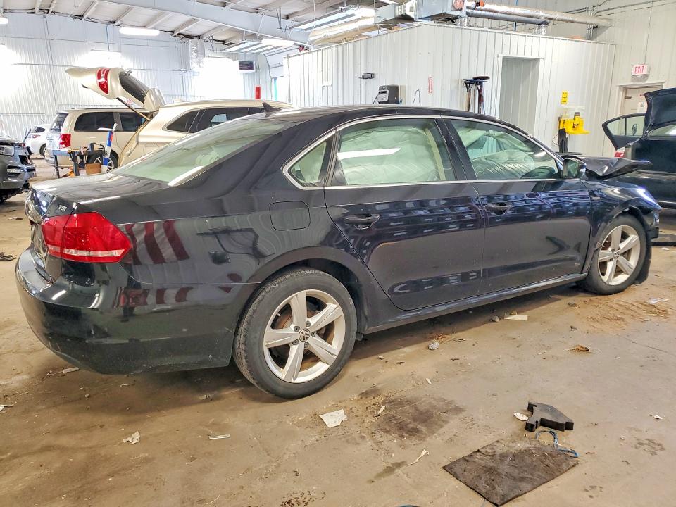 61558226 :رقم المزاد ، 1VWAS7A3XFC105374 vin ، 2015 Volkswagen Passat مزاد بيع