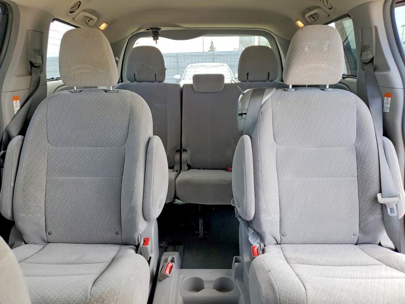 61811156 :رقم المزاد ، 5TDKZ3DC2KS983946 vin ، 2019 Toyota Sienna مزاد بيع
