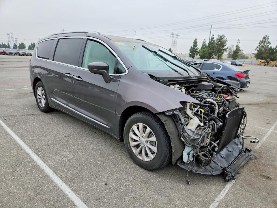 59700876 :رقم المزاد ، 2C4RC1BG0KR531884 vin ، 2019 Chrysler Pacifica مزاد بيع