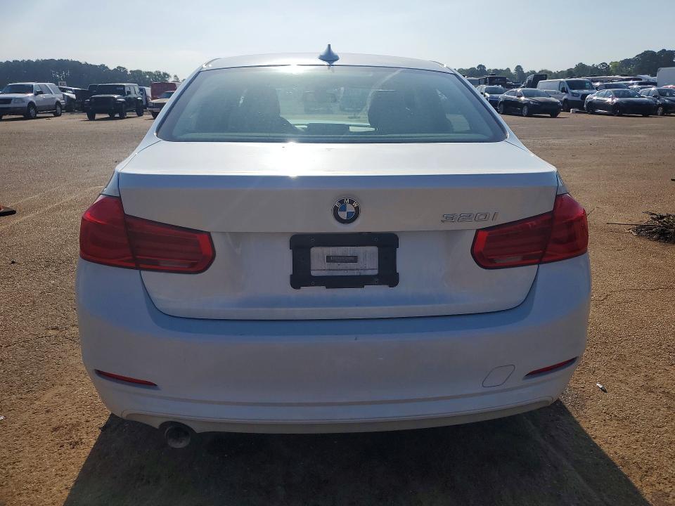 62761876 :رقم المزاد ، WBA8A9C57JAH13632 vin ، 2018 Bmw 320 مزاد بيع