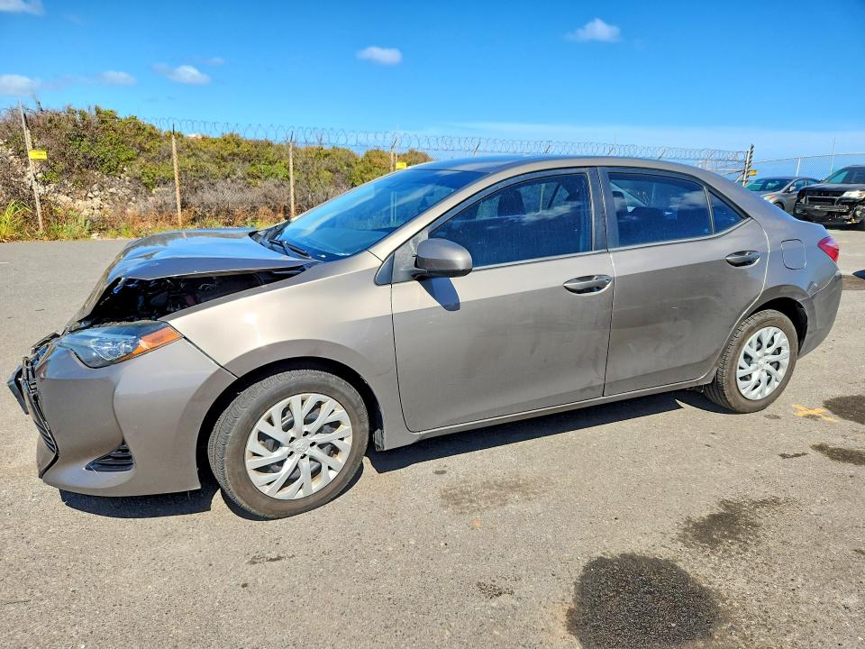 60892866 :رقم المزاد ، 5YFBURHE7JP771645 vin ، 2018 Toyota Corolla مزاد بيع